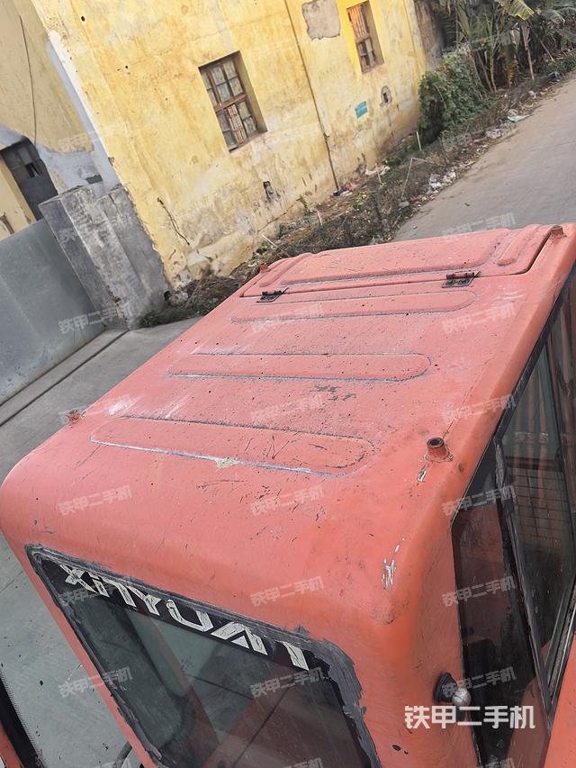 驾驶室顶部（整机外观）