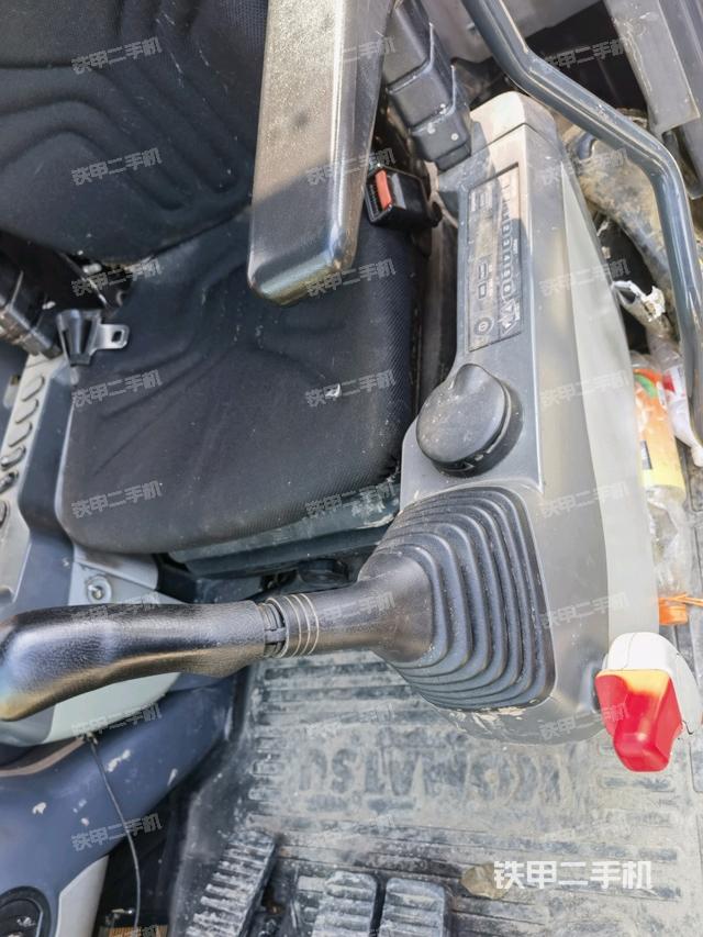 座椅左側(cè)控制臺/音響/含左手柄(駕駛室部分) 座椅左側(cè)控制臺/音響/含左手柄(駕駛室部分)