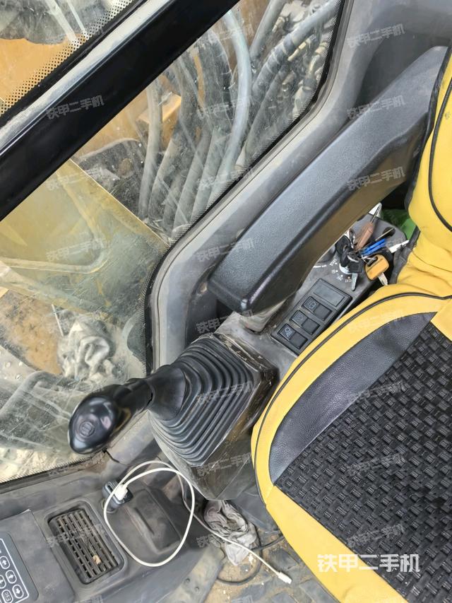 座椅右側(cè)控制臺(tái)/鑰匙門(mén)/油門(mén)/含右手柄（駕駛室部分）