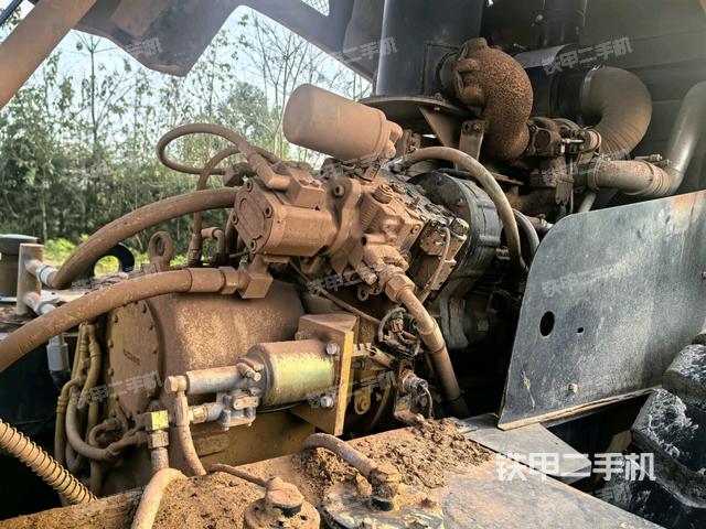 發(fā)動(dòng)機(jī)右側(cè)全景（壓路機(jī)發(fā)動(dòng)機(jī)艙）