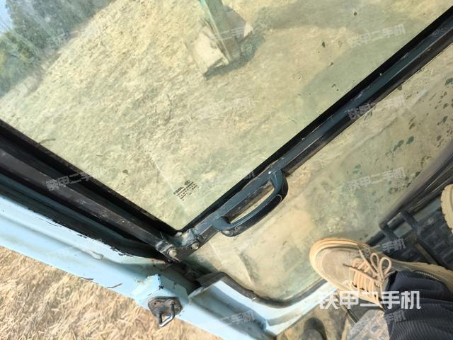 行走控制手柄和踏板?俯拍（駕駛室部分）