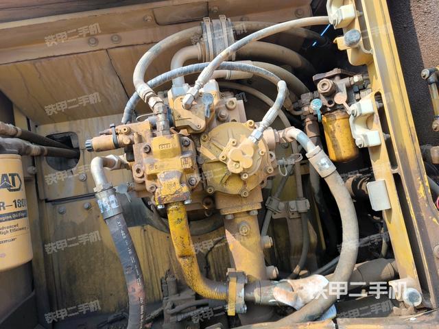 液壓泵艙室正面整體(整機(jī)外觀) 液壓泵艙室正面整體(整機(jī)外觀)