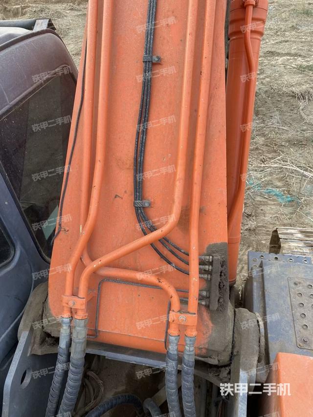 駕駛室頂部(整機(jī)外觀) 駕駛室頂部(整機(jī)外觀)