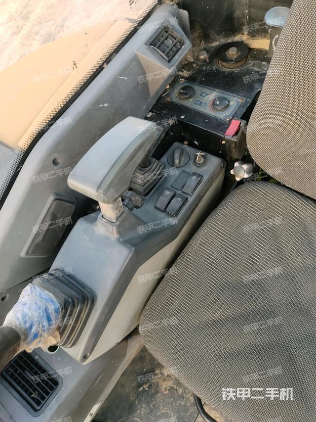 座椅右側(cè)控制臺(tái)/鑰匙門(mén)/油門(mén)/含右手柄（駕駛室部分）