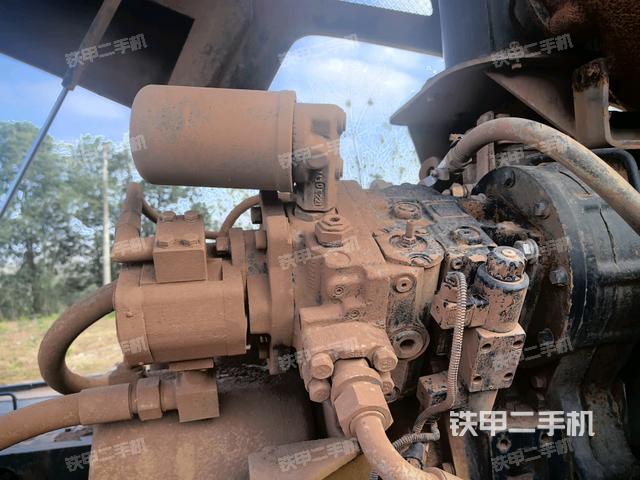 發(fā)動(dòng)機(jī)上部全景（壓路機(jī)發(fā)動(dòng)機(jī)艙）