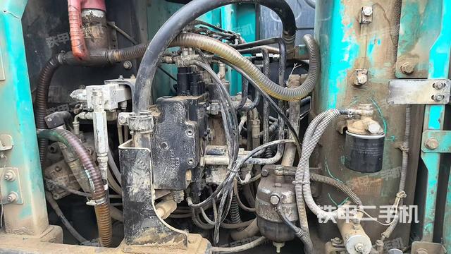 液压泵舱室正面整体（整机外观）