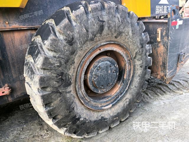 后輪左側(cè)全景（壓路機(jī)前后車架）