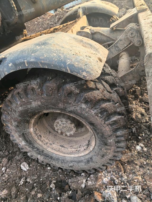 右驅(qū)動輪（行走機(jī)構(gòu)）