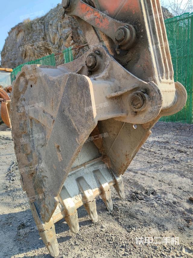 铲斗右后整体(工作和回转装置) 铲斗右后整体(工作和回转装置)