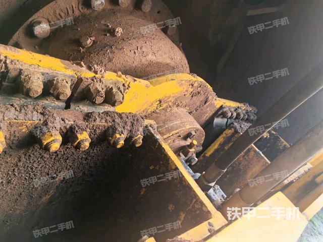 前輪左側(cè)減震塊連接及部件（壓路機(jī)前后車架）