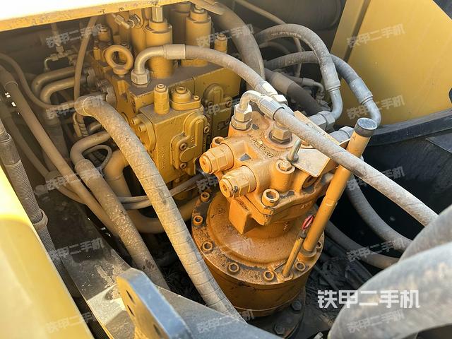 回轉(zhuǎn)馬達(dá)和主控閥(整機(jī)外觀) 回轉(zhuǎn)馬達(dá)和主控閥(整機(jī)外觀)