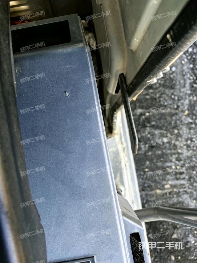 座椅右側(cè)控制臺(tái)/鑰匙門(mén)/油門(mén)/含右手柄（駕駛室部分）