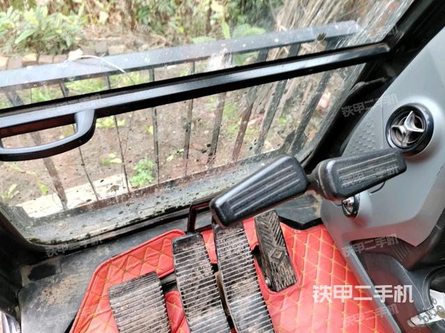 行走控制手柄和踏板?俯拍（駕駛室部分）