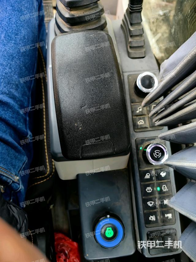 座椅右側(cè)控制臺(tái)/鑰匙門/油門/含右手柄（駕駛室部分）