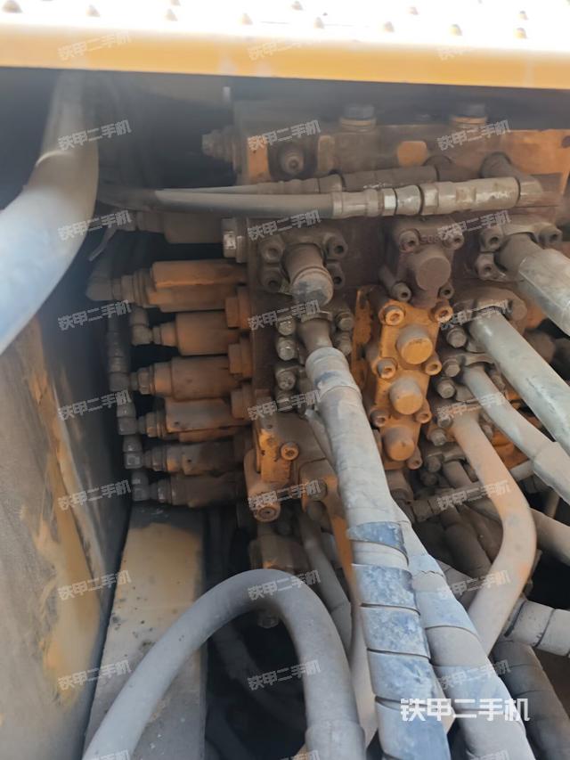 回转马达和主控阀（整机外观）