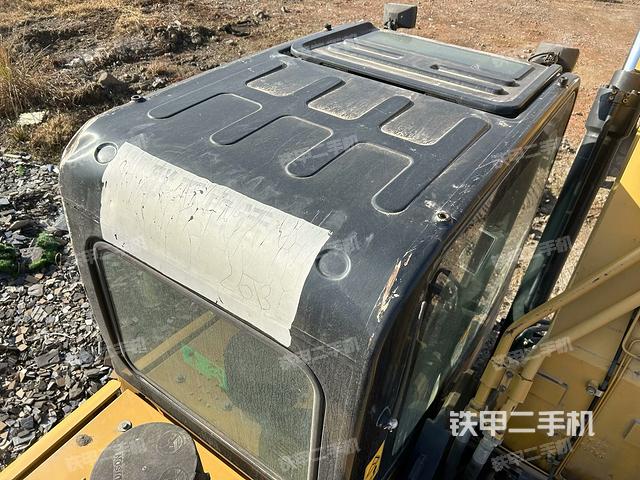 駕駛室頂部(整機(jī)外觀) 駕駛室頂部(整機(jī)外觀)