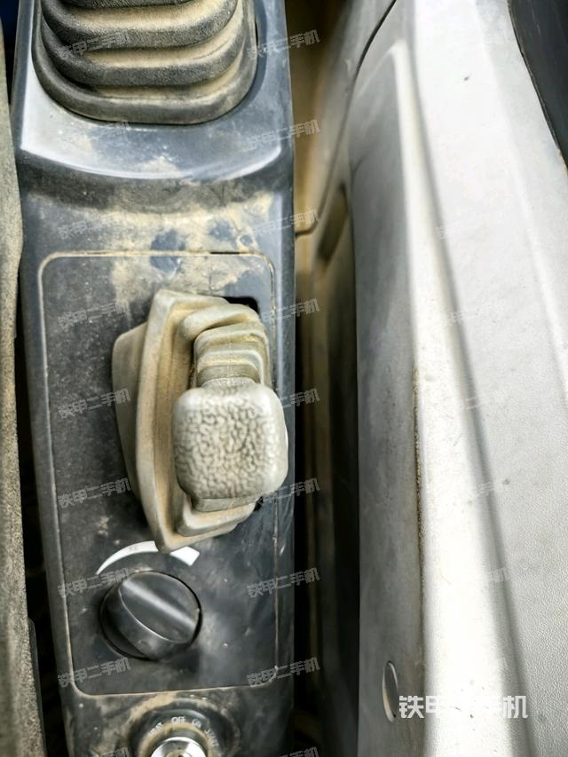 座椅右側(cè)控制臺/鑰匙門/油門/含右手柄（駕駛室部分）