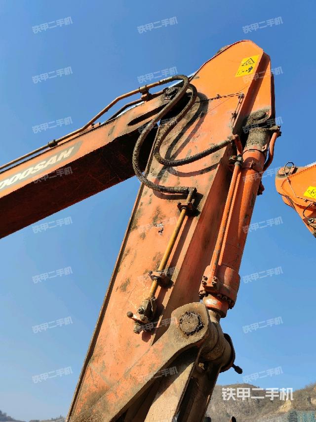 小臂整体右前(工作和回转装置) 小臂整体右前(工作和回转装置)