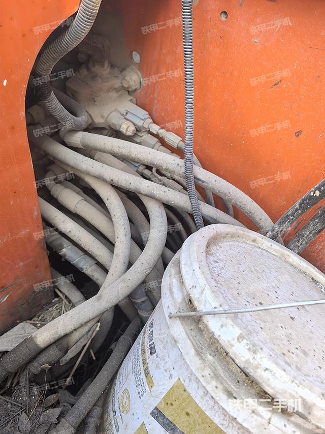 回转马达和主控阀（整机外观）