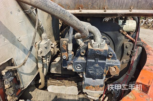 液压泵舱室正面整体（整机外观）