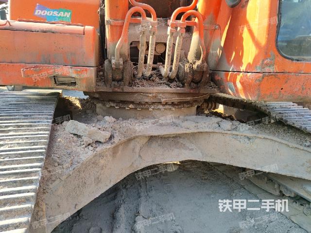 转盘和下车架正前(工作和回转装置) 转盘和下车架正前(工作和回转装置)