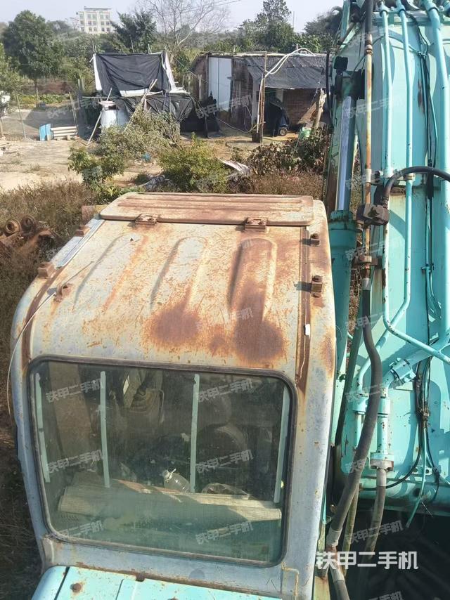 駕駛室頂部(整機(jī)外觀) 駕駛室頂部(整機(jī)外觀)