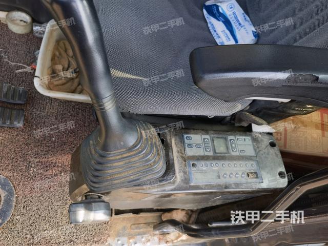 座椅左側(cè)控制臺/音響/含左手柄(駕駛室部分) 座椅左側(cè)控制臺/音響/含左手柄(駕駛室部分)