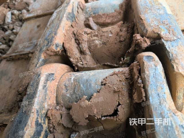 單側(cè)履帶整體(整機(jī)外觀) 單側(cè)履帶整體(整機(jī)外觀)