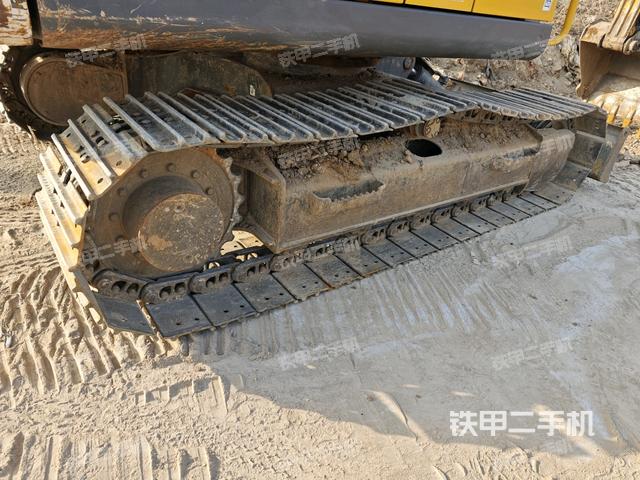 單側(cè)履帶整體(整機(jī)外觀) 單側(cè)履帶整體(整機(jī)外觀)