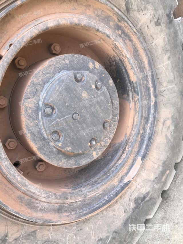 后輪右側(cè)全景（壓路機(jī)前后車架）