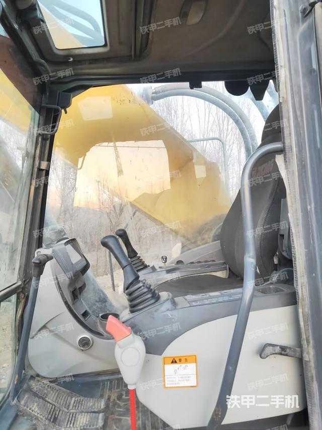 駕駛室整體(整機(jī)外觀) 駕駛室整體(整機(jī)外觀)