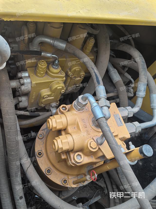 回转马达和主控阀（整机外观）