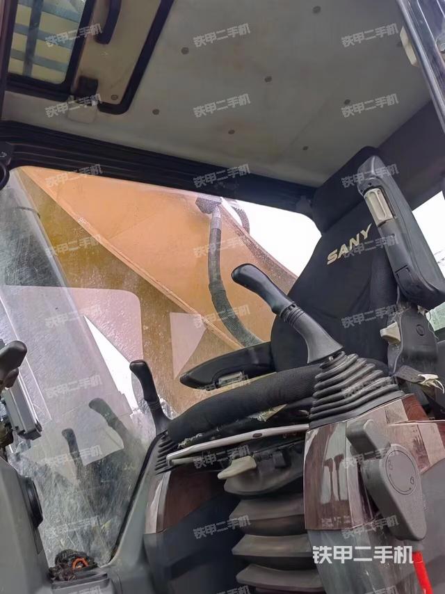 駕駛室整體(整機外觀) 駕駛室整體(整機外觀)