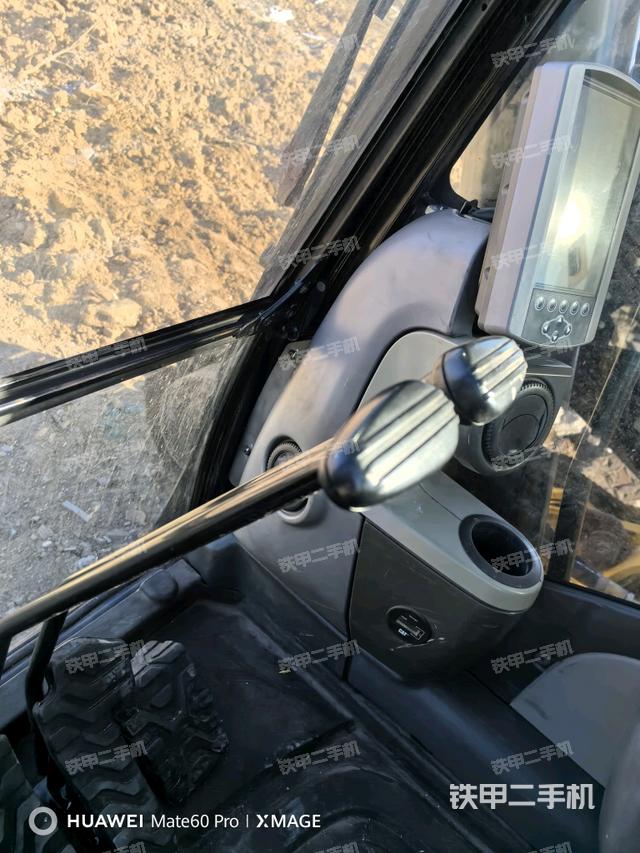 左后方玻璃角標(biāo)（駕駛室部分）