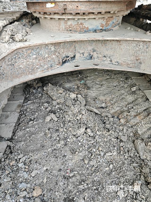 轉盤和下車架正前(工作和回轉裝置) 轉盤和下車架正前(工作和回轉裝置)