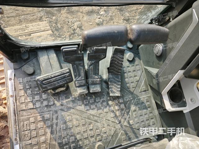 行走控制手柄和踏板?俯拍（駕駛室部分）