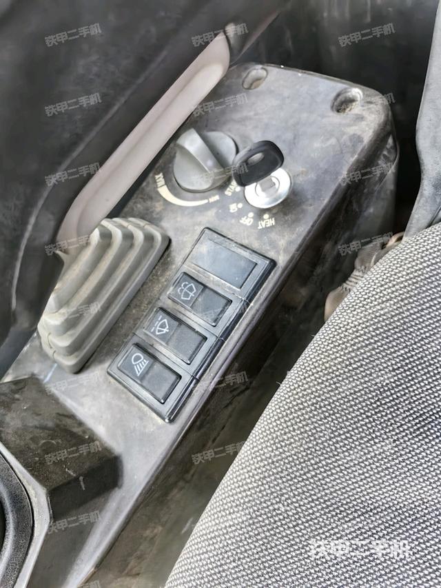 座椅右側(cè)控制臺(tái)/鑰匙門/油門/含右手柄（駕駛室部分）