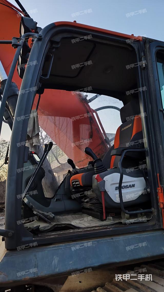 駕駛室整體(整機(jī)外觀) 駕駛室整體(整機(jī)外觀)