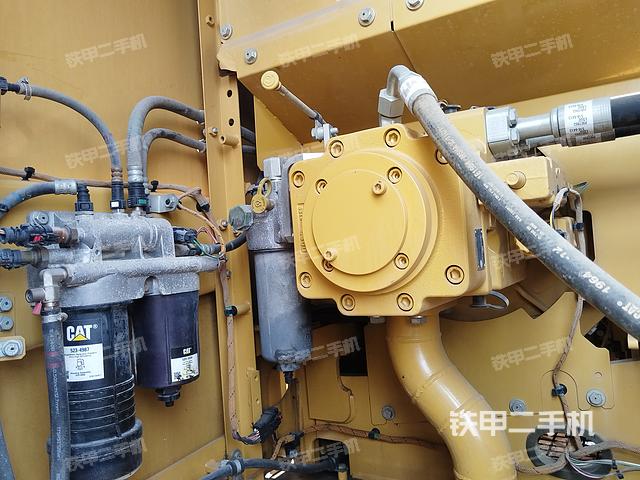 液压泵舱室正面整体（整机外观）