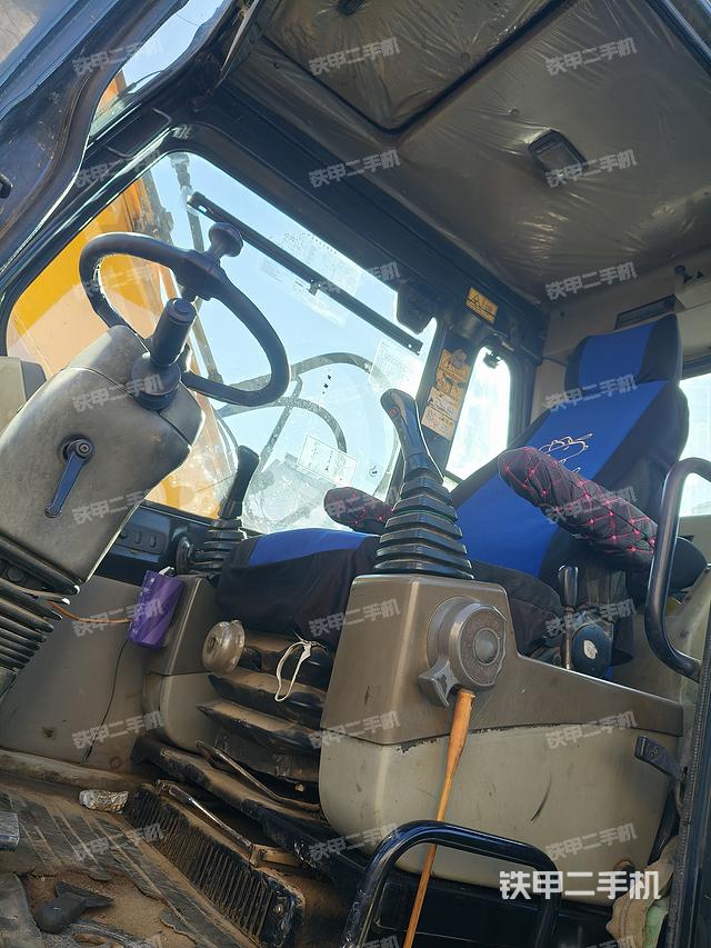 駕駛室整體（整機外觀）