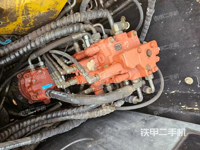 回轉(zhuǎn)馬達和主控閥(整機外觀) 回轉(zhuǎn)馬達和主控閥(整機外觀)