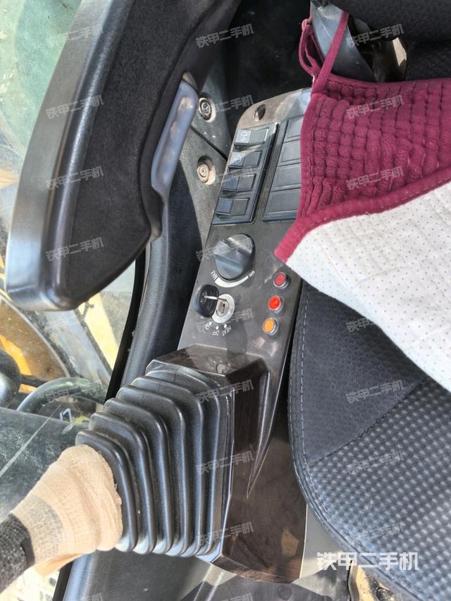 座椅右側(cè)控制臺(tái)/鑰匙門/油門/含右手柄（駕駛室部分）