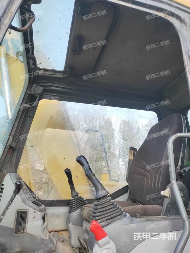 駕駛室整體(整機(jī)外觀) 駕駛室整體(整機(jī)外觀)