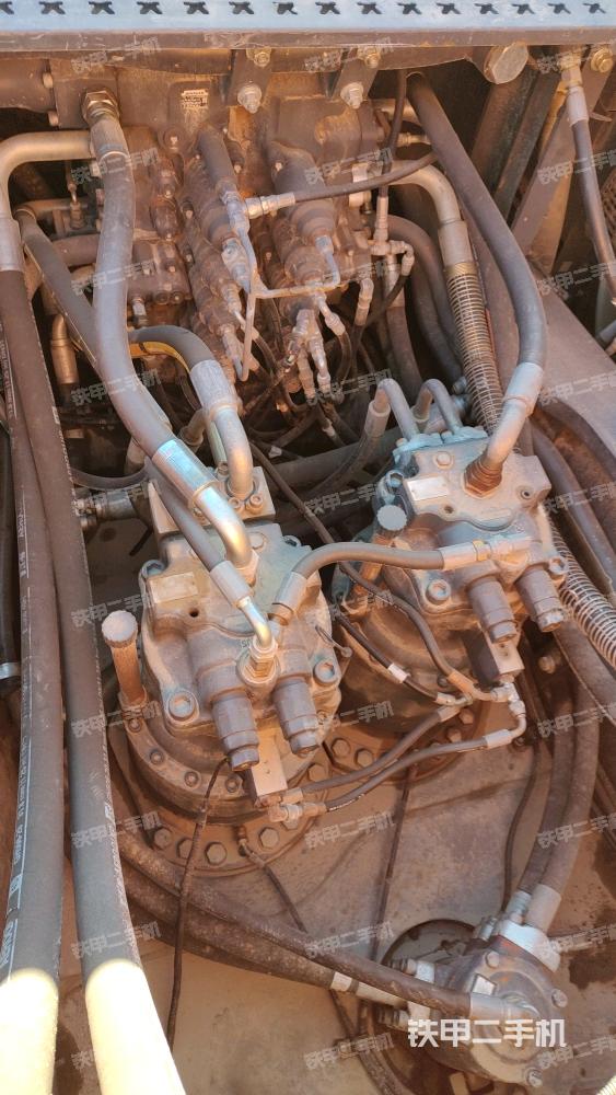 回转马达和主控阀（整机外观）