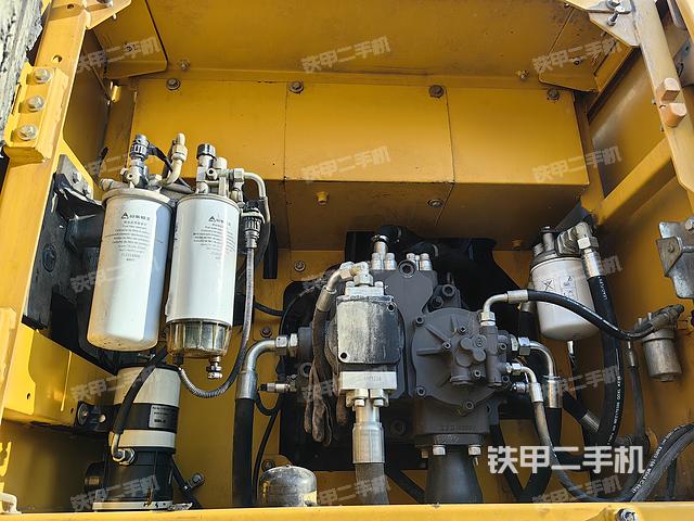 液压泵舱室正面整体（整机外观）