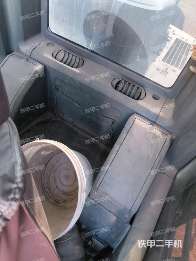 行走控制手柄和踏板?俯拍（駕駛室部分）