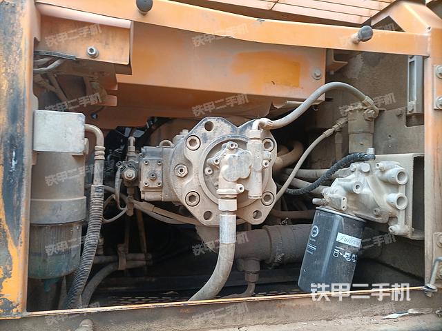 液压泵舱室正面整体（整机外观）