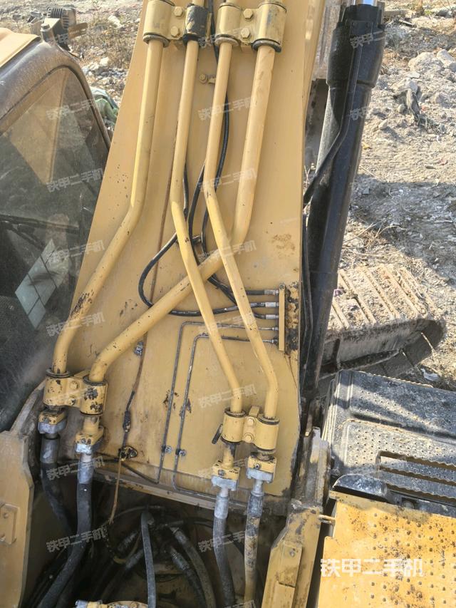 大臂背部俯視(工作和回轉(zhuǎn)裝置) 大臂背部俯視(工作和回轉(zhuǎn)裝置)