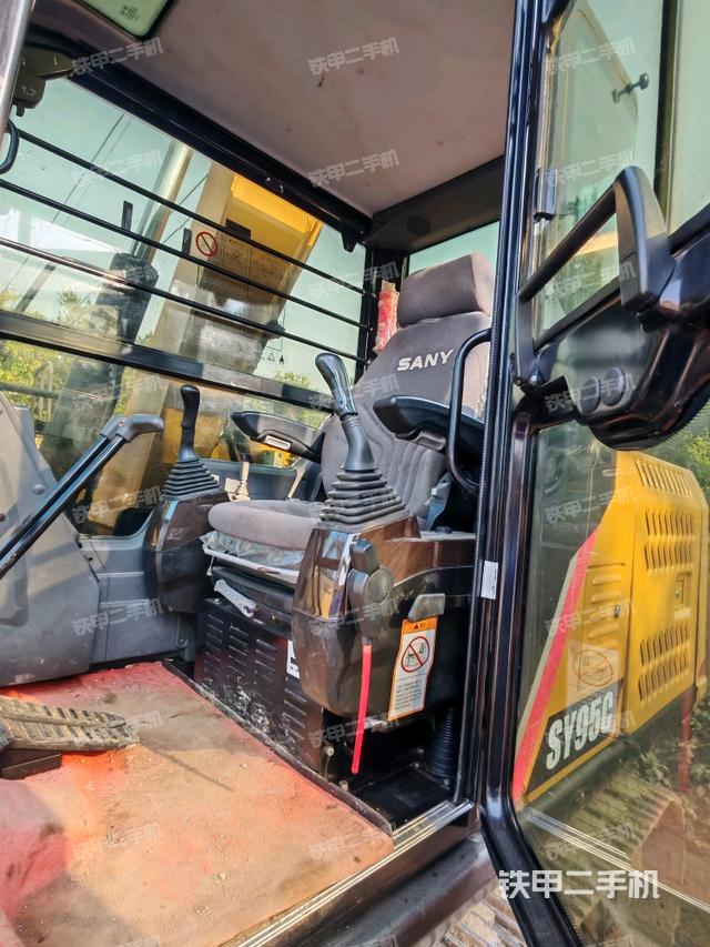 駕駛室整體（整機外觀）