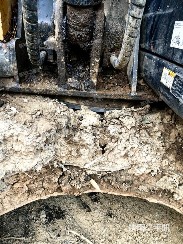 轉(zhuǎn)盤和下車架正前（工作和回轉(zhuǎn)裝置）